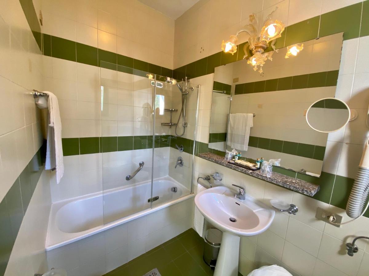 Dreibettzimmer mit seitlichem Meerblick