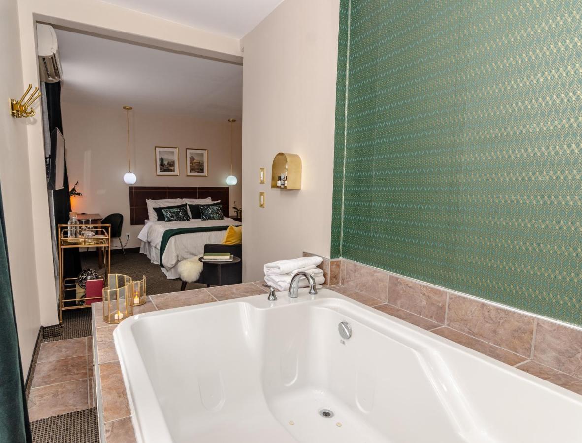 Quarto com Cama Queen-size e Banheira de Hidromassagem