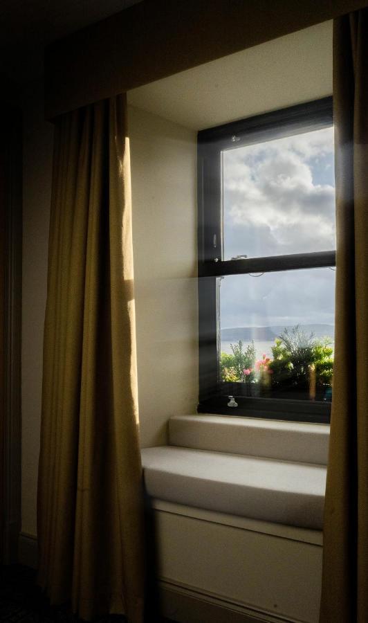 Zimmer mit Kingsize-Bett und Meerblick