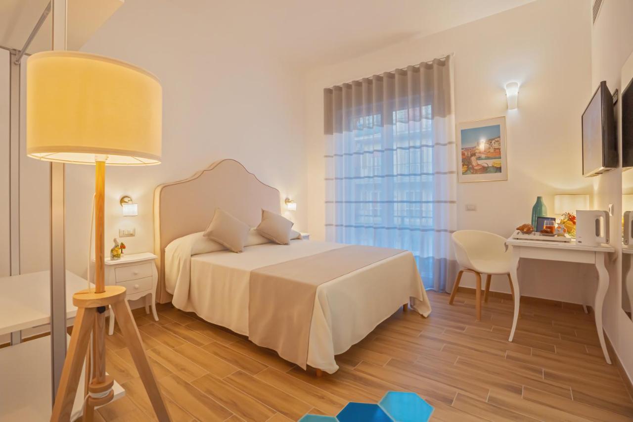 Deluxe Double Room with Side Sea View