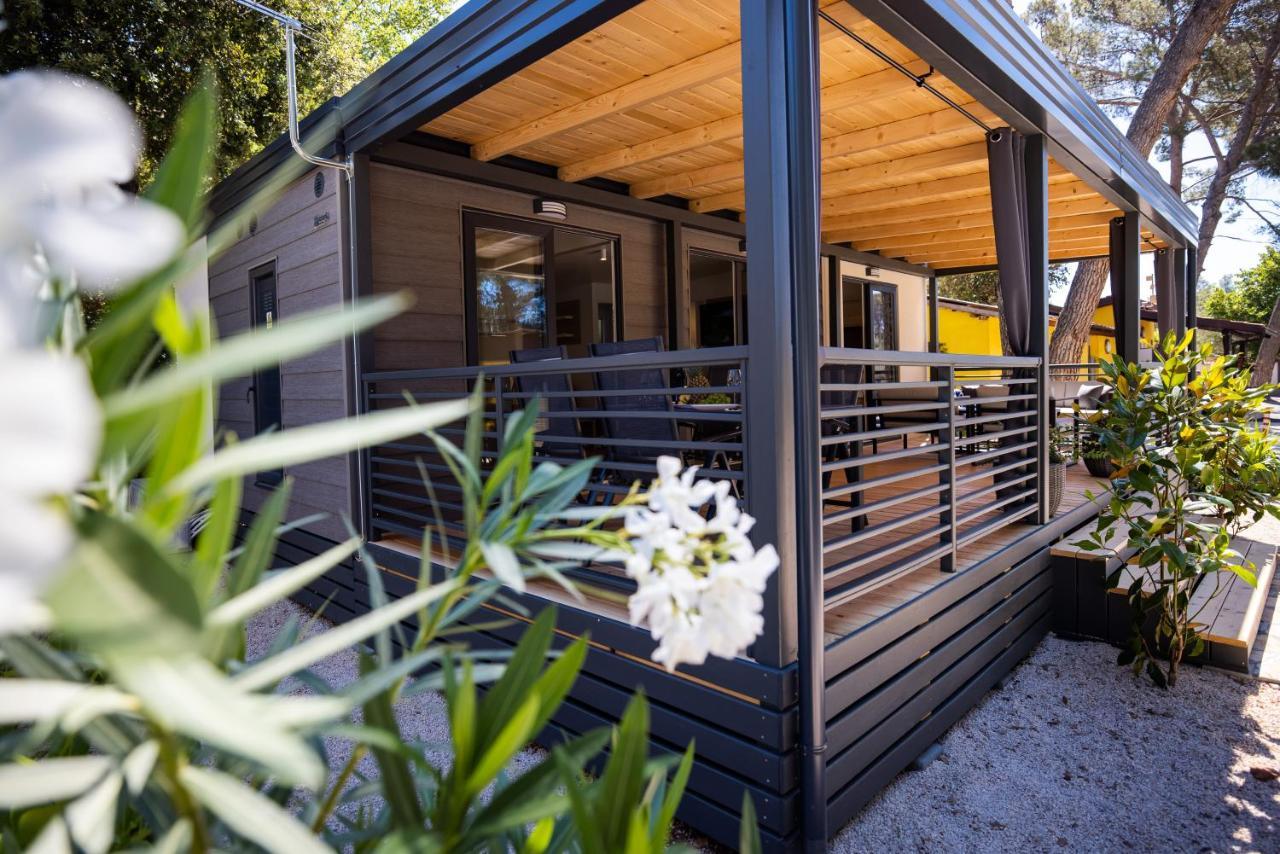 Stacaravan met 2 Slaapkamers en Terras