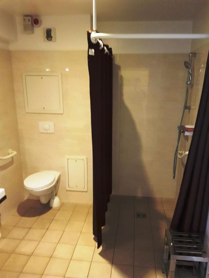 Tweepersoonskamer met 2 Aparte Bedden en Douche - Geschikt voor Gasten met een Lichamelijke Beperking