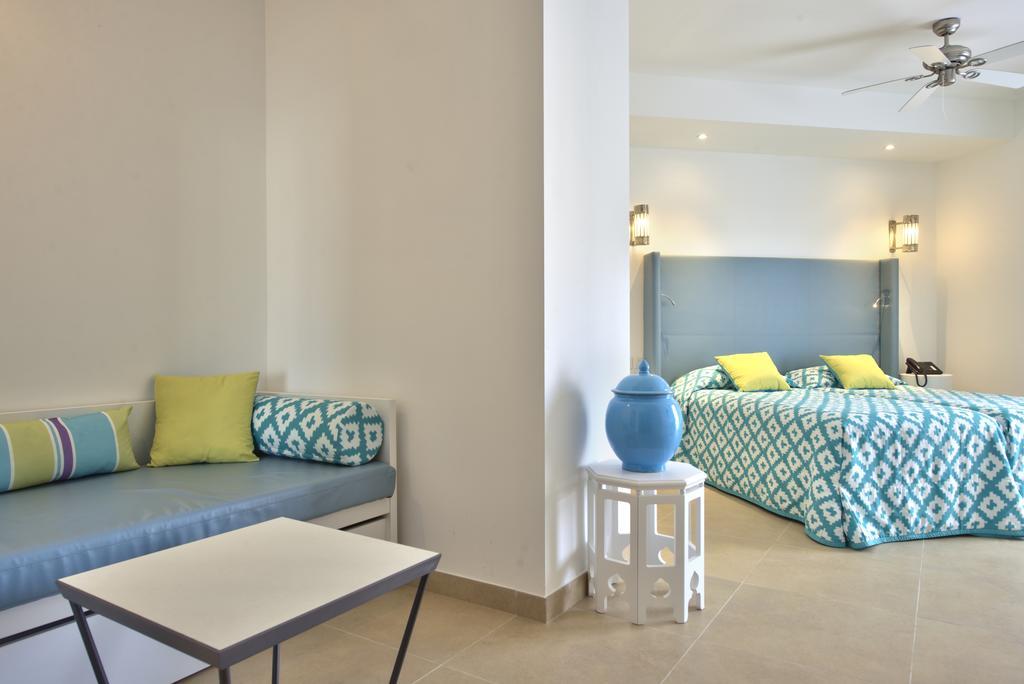 Habitación Familiar con balcón y vistas al mar