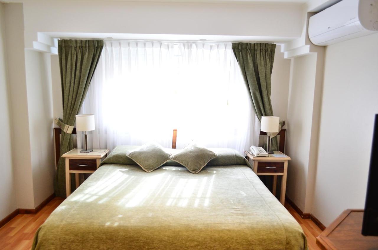 Quarto com Cama de Casal ou 2 de Solteiro e Banheiro Privativo