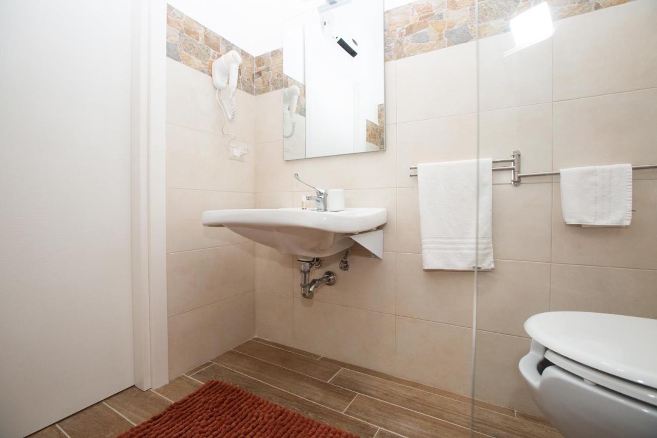 Habitación con cama extragrande y ducha a ras de suelo - Adaptada para personas con movilidad reducida