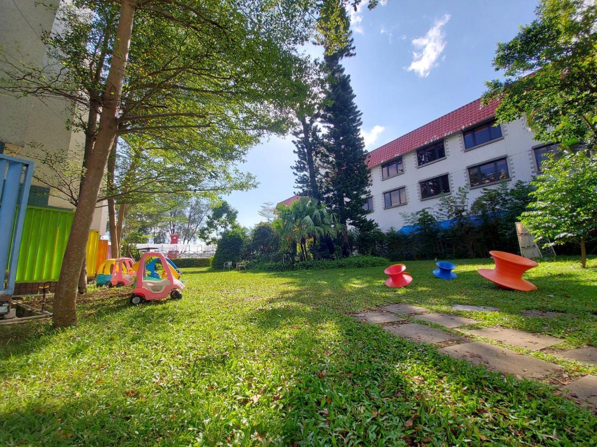 Quarto com 2 Camas de Solteiro Vista Jardim