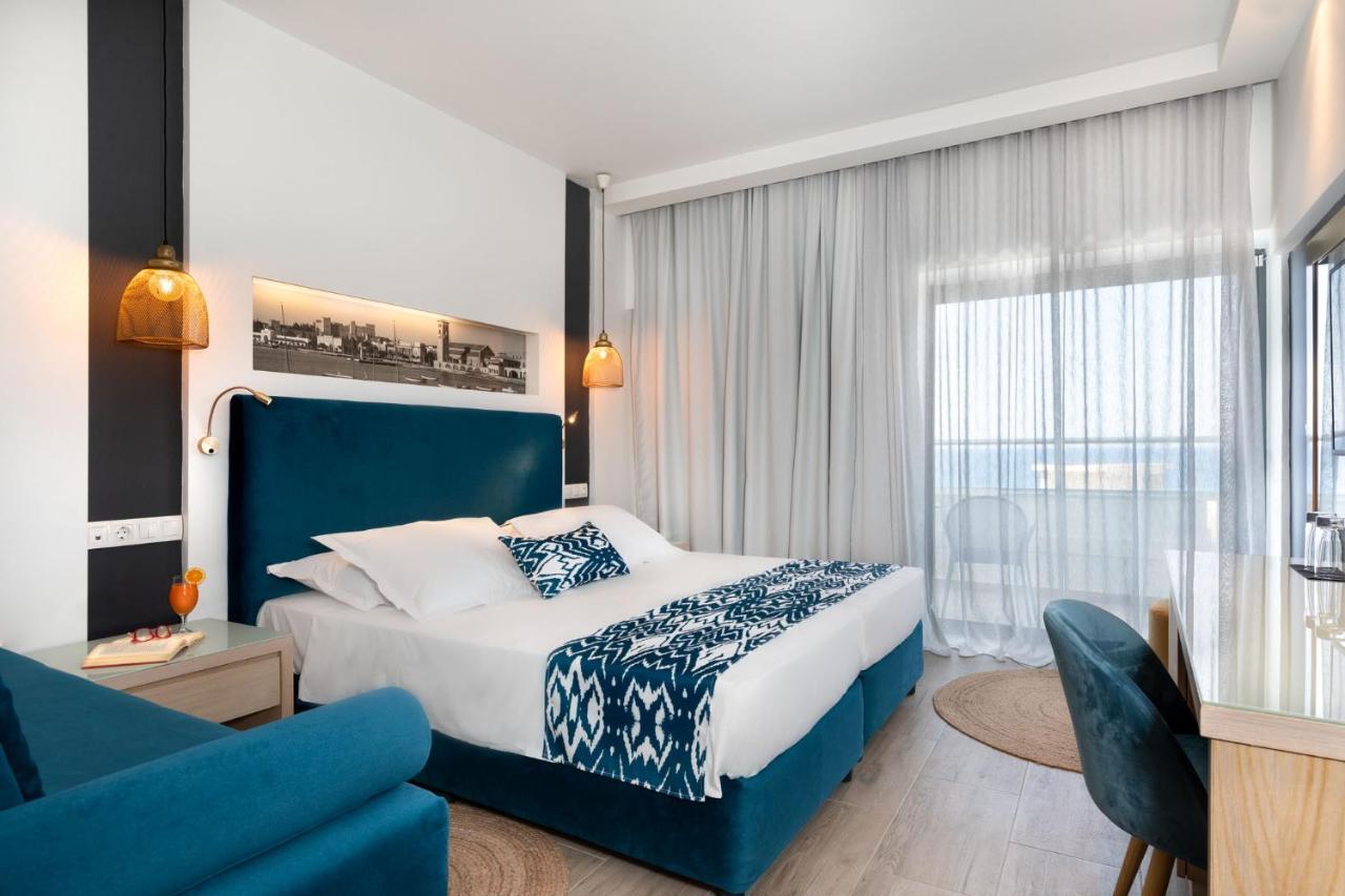 Superior Tweepersoonskamer met 1 of 2 Bedden en Slaapbank - Balkon en Uitzicht op Zee