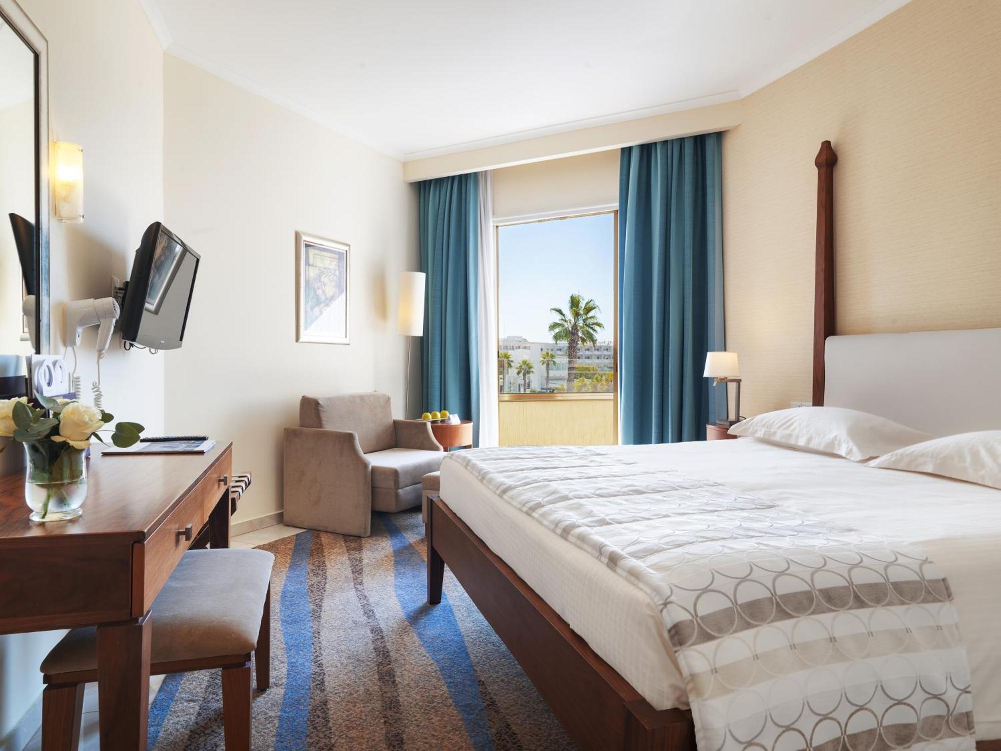 Chambre Double ou Lits Jumeaux de Luxe avec Vue Latérale sur la Mer