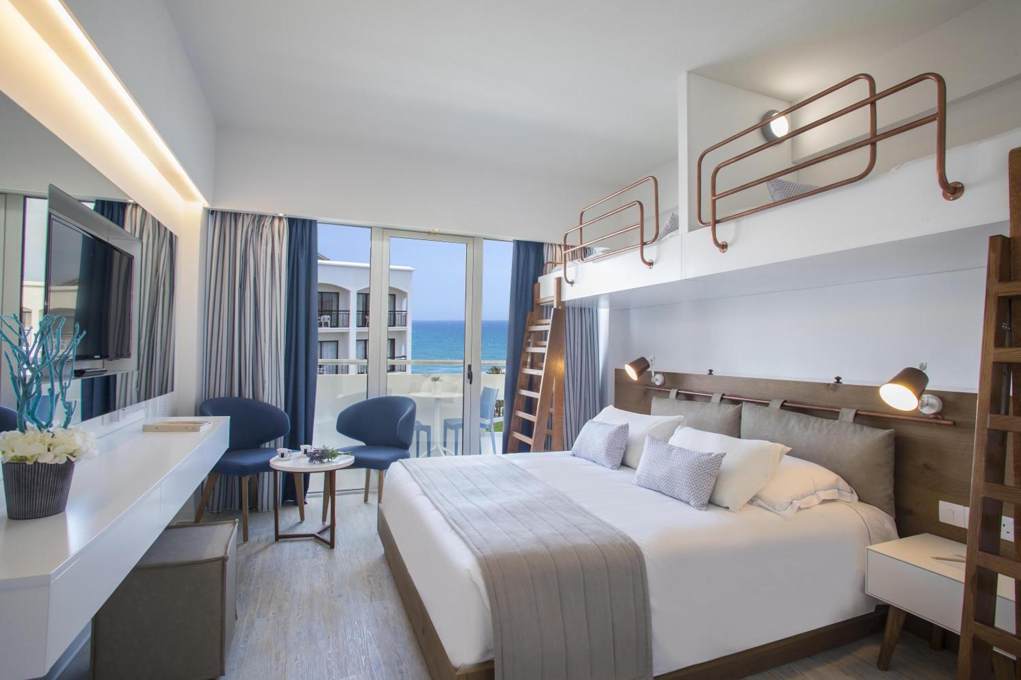 Habitación Familiar con vista lateral al mar