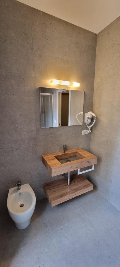 Habitación con cama extragrande.