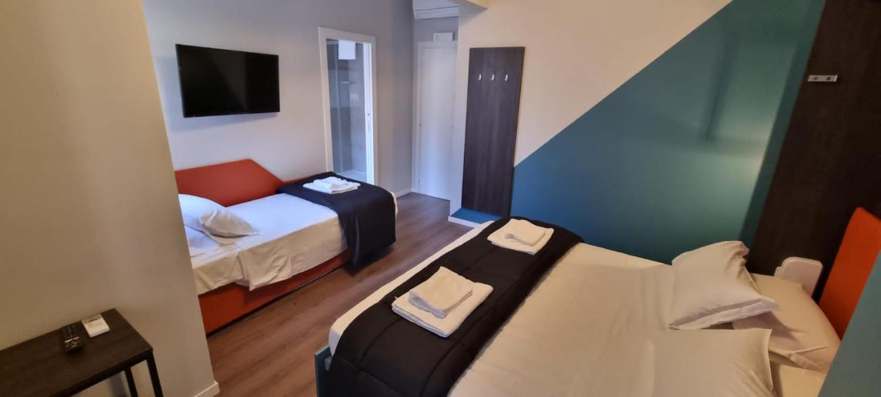 Habitación con cama extragrande y balcón