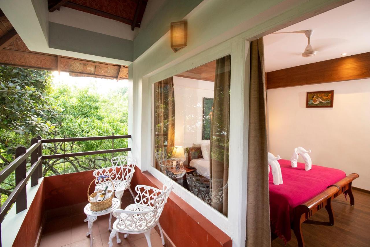 Valley facing suite with bathtub