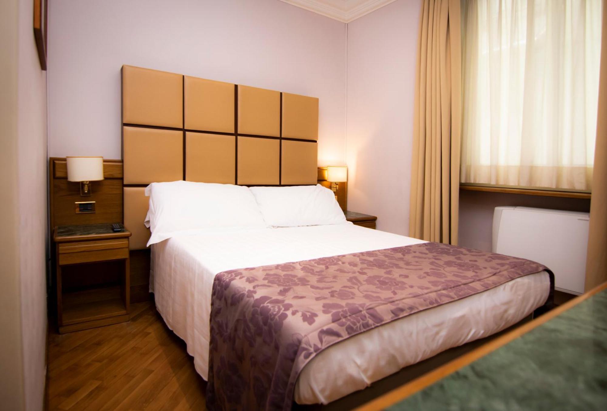 Quarto Pequeno com Cama de Casal ou 2 de Solteiro