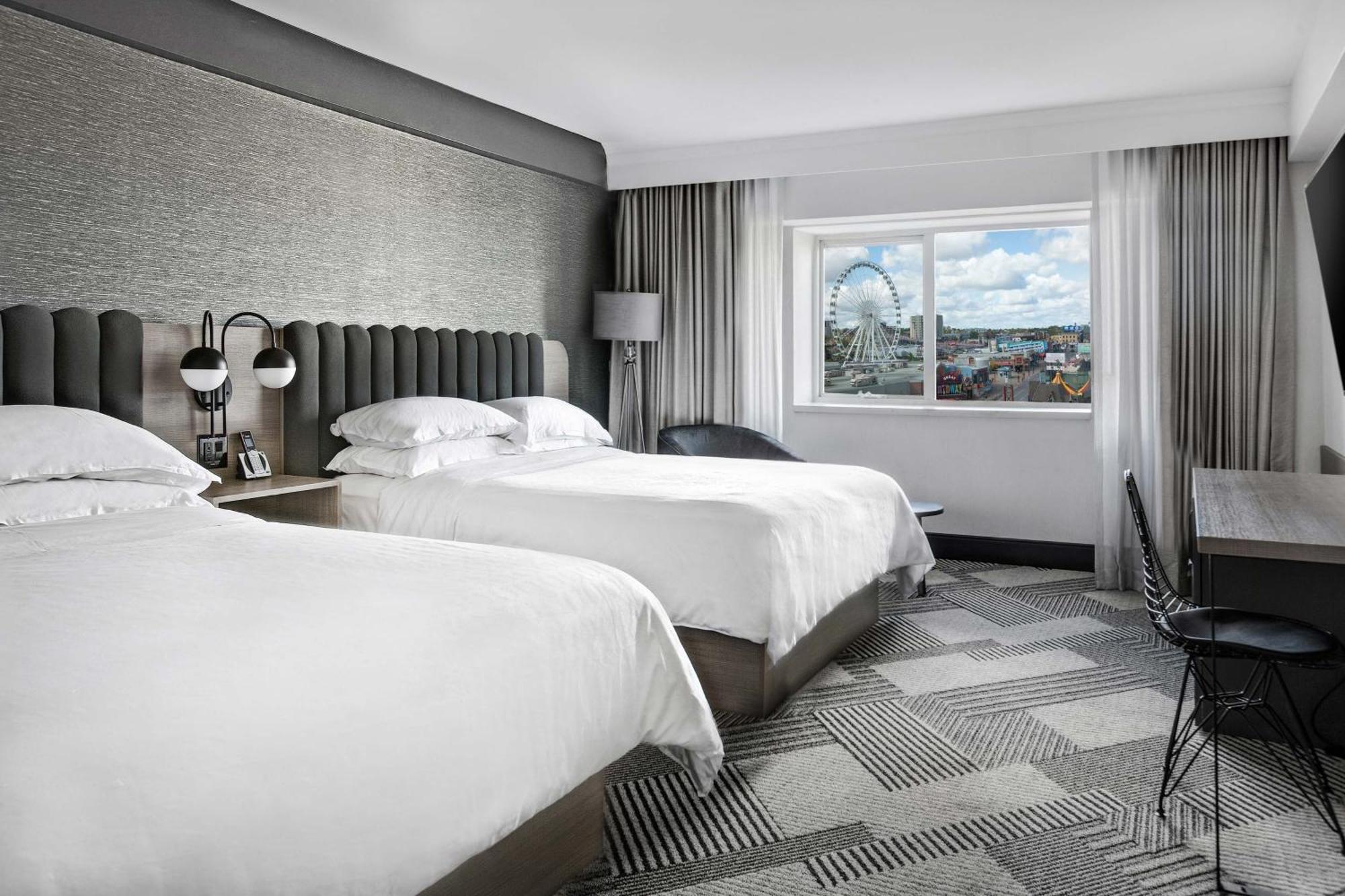 Quarto com 2 Camas Queen-size e Vista da Cidade