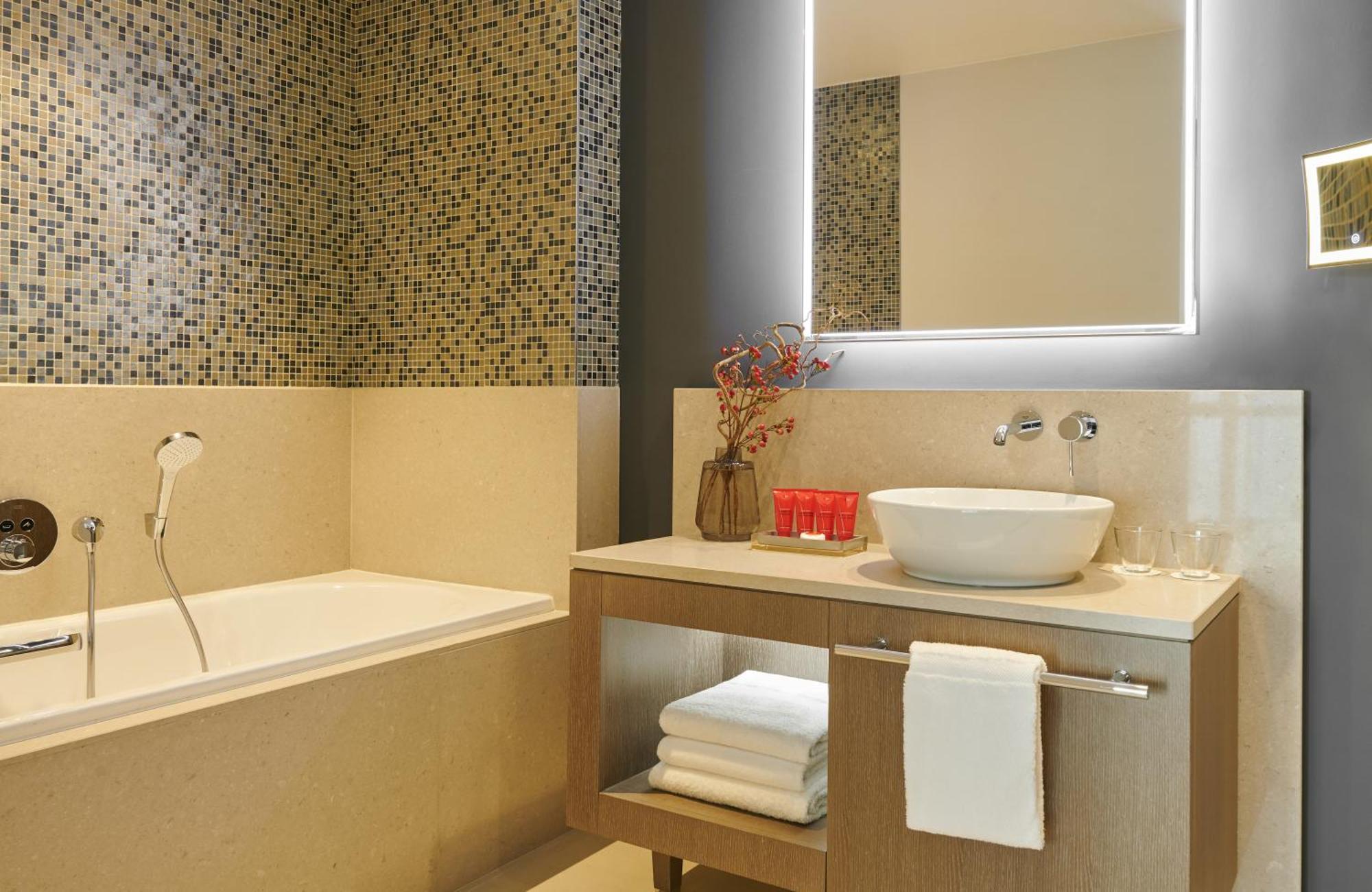 Quarto Premium com 2 Camas de Solteiro e Vista do Jardim
