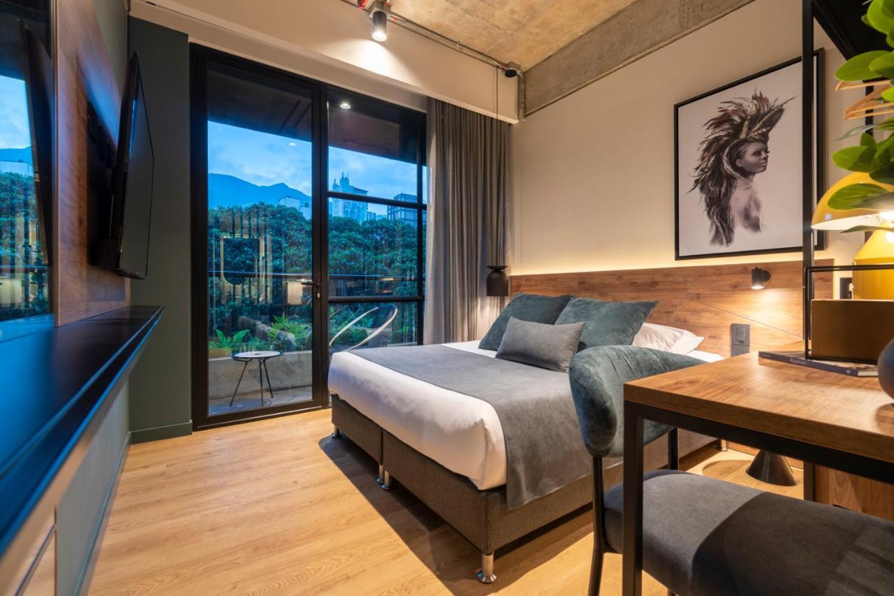 Habitación con cama grande y balcón