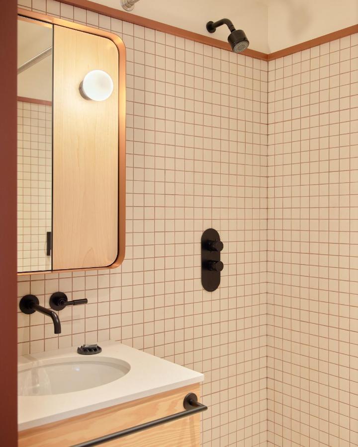 Habitación con cama extragrande.