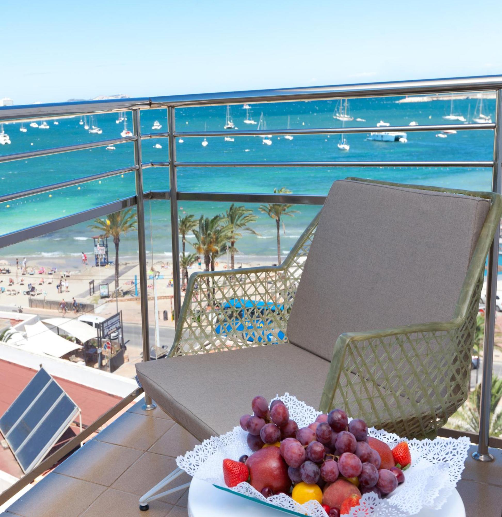 Suite con Balcone e Vista Mare (2 Adulti + 2 Bambini)
