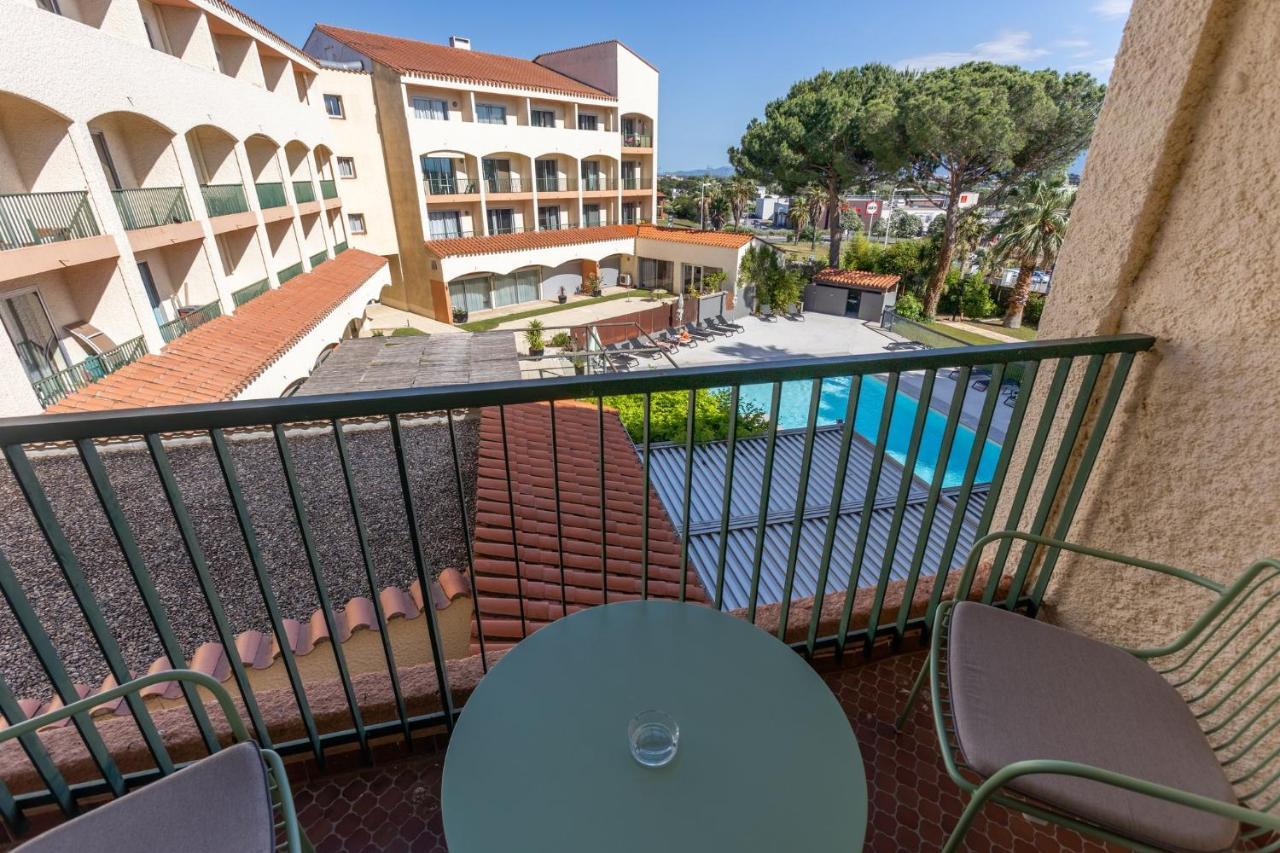 Kamer met Kingsize Bed en een Balkon en Uitzicht op het Zwembad
