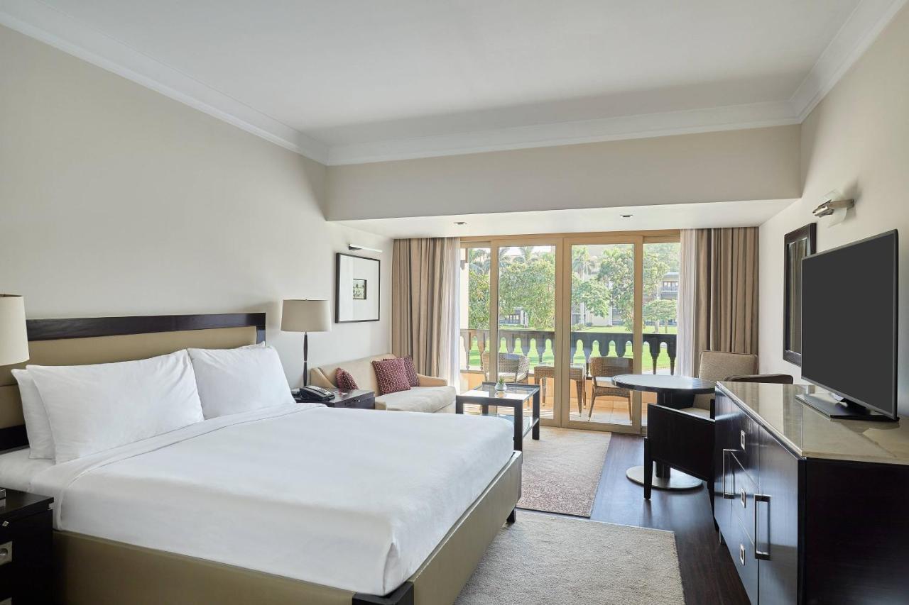 Quarto Deluxe com Cama King-size e Vista Parcial da Pirâmide