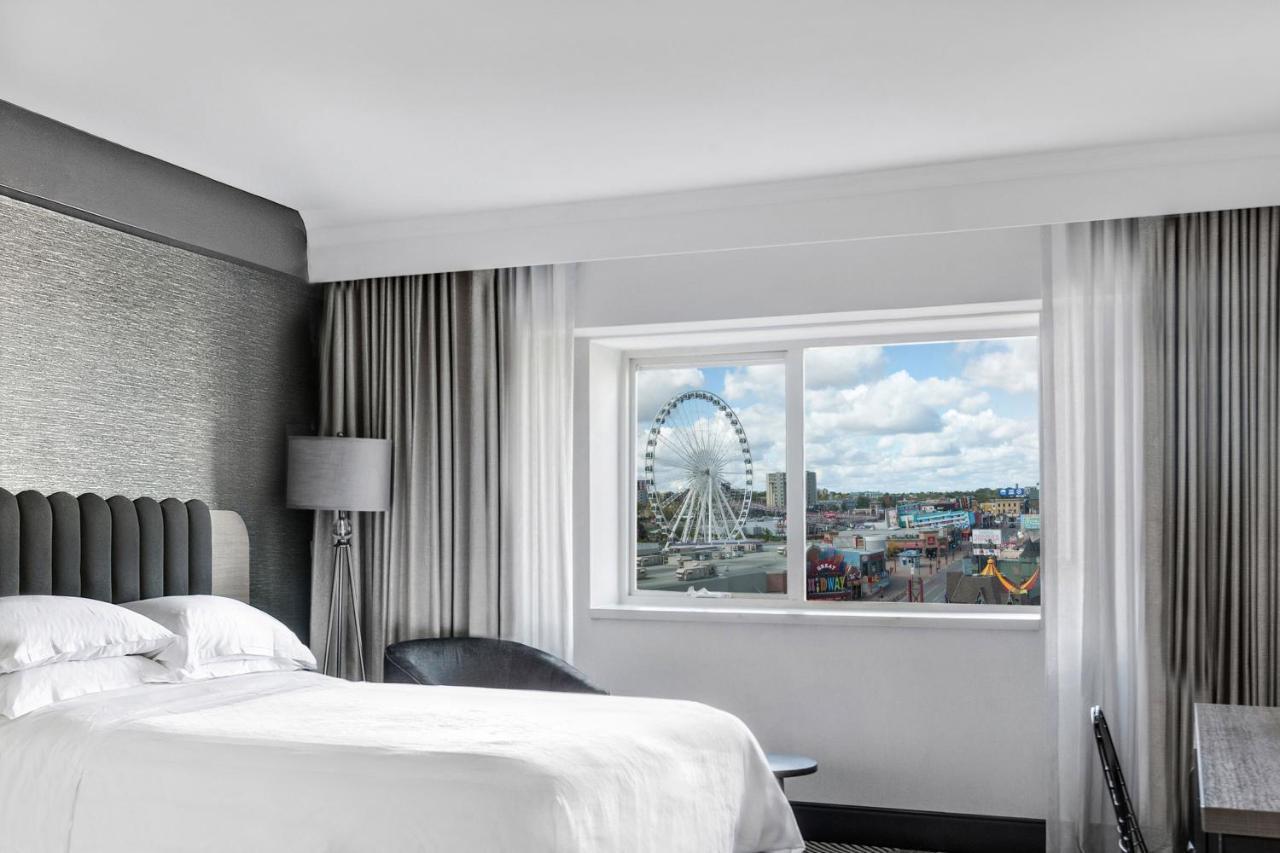 Quarto com Cama King-size e Vista da Cidade