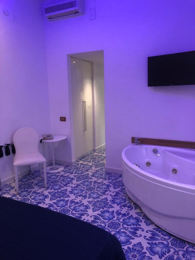 Suite with Hot Tub,1367640797:JPEG