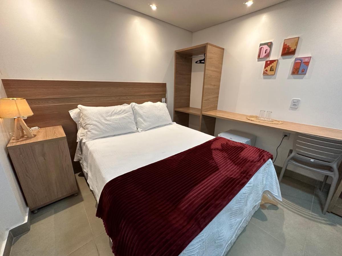 Quarto com Cama de Casal Sem Janelas