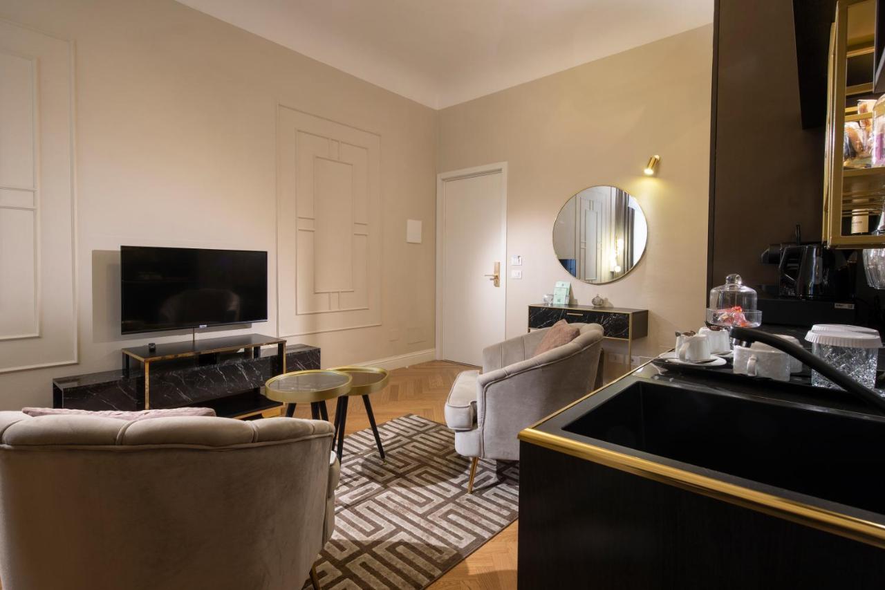 Deluxe King Suite,1372785287:JPEG