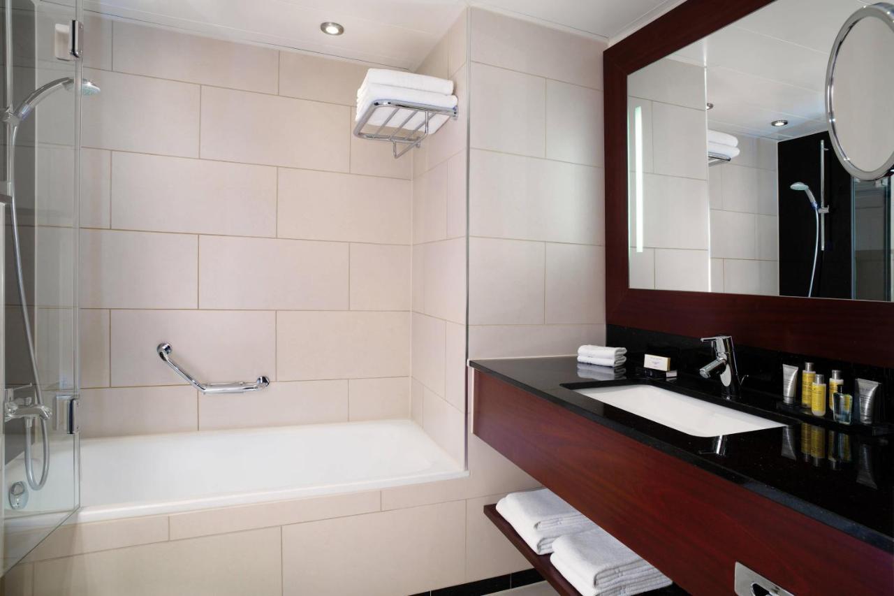 Quarto VIP com 2 Camas de Solteiro, Vista do Lago e Acesso à Área VIP M