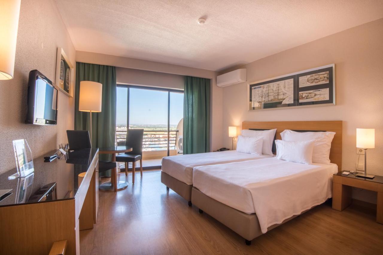 Tweepersoonskamer met 2 Aparte Bedden, Uitzicht op Zee en Extra Bed (2 Volwassenen + 1 Kind)