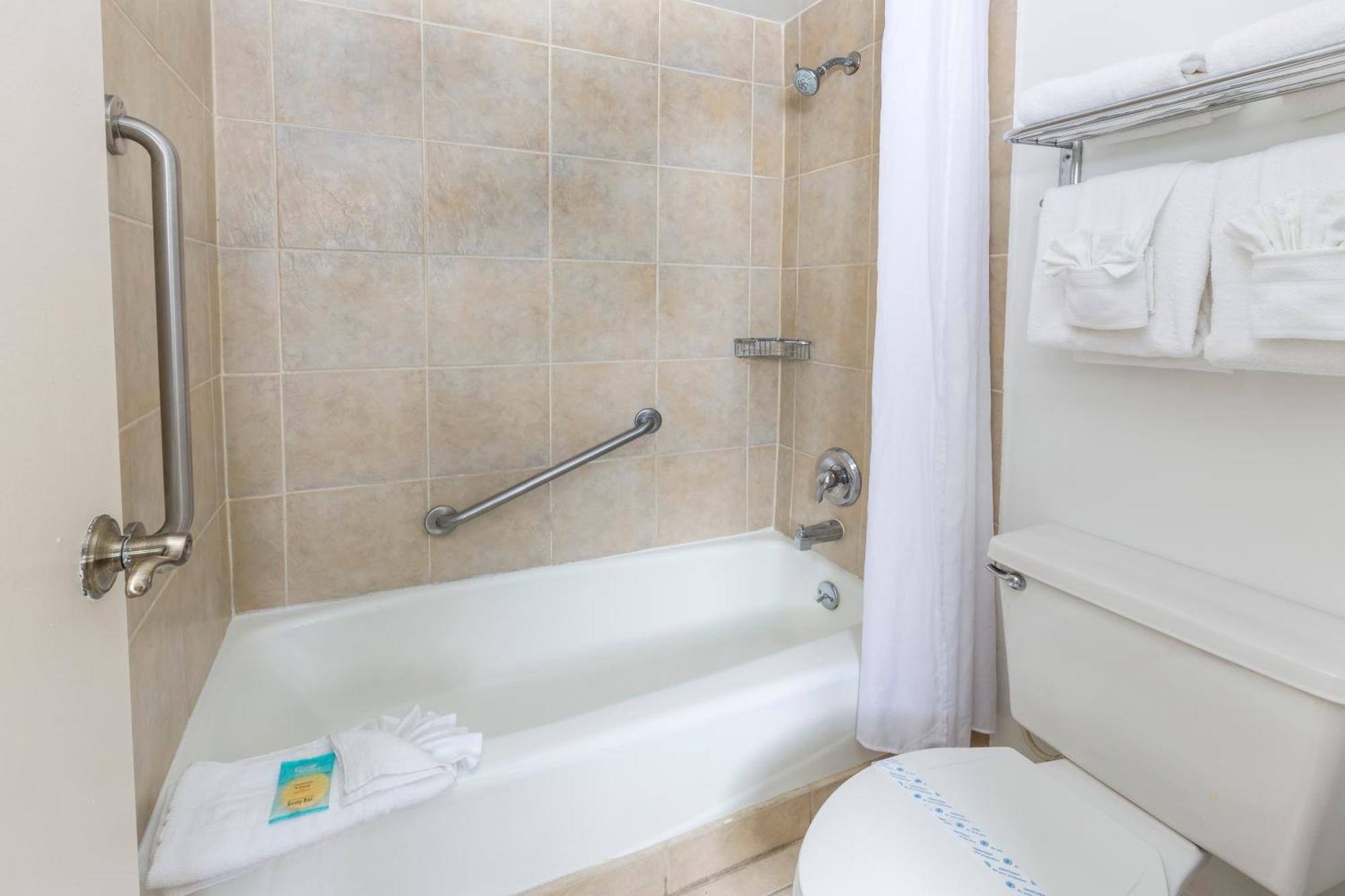 Quarto com Cama King-size e Chuveiro Acessível a Cadeirantes - Acessível para Hóspedes com Mobilidade Reduzida e Deficiência Auditiva - Não Fumantes