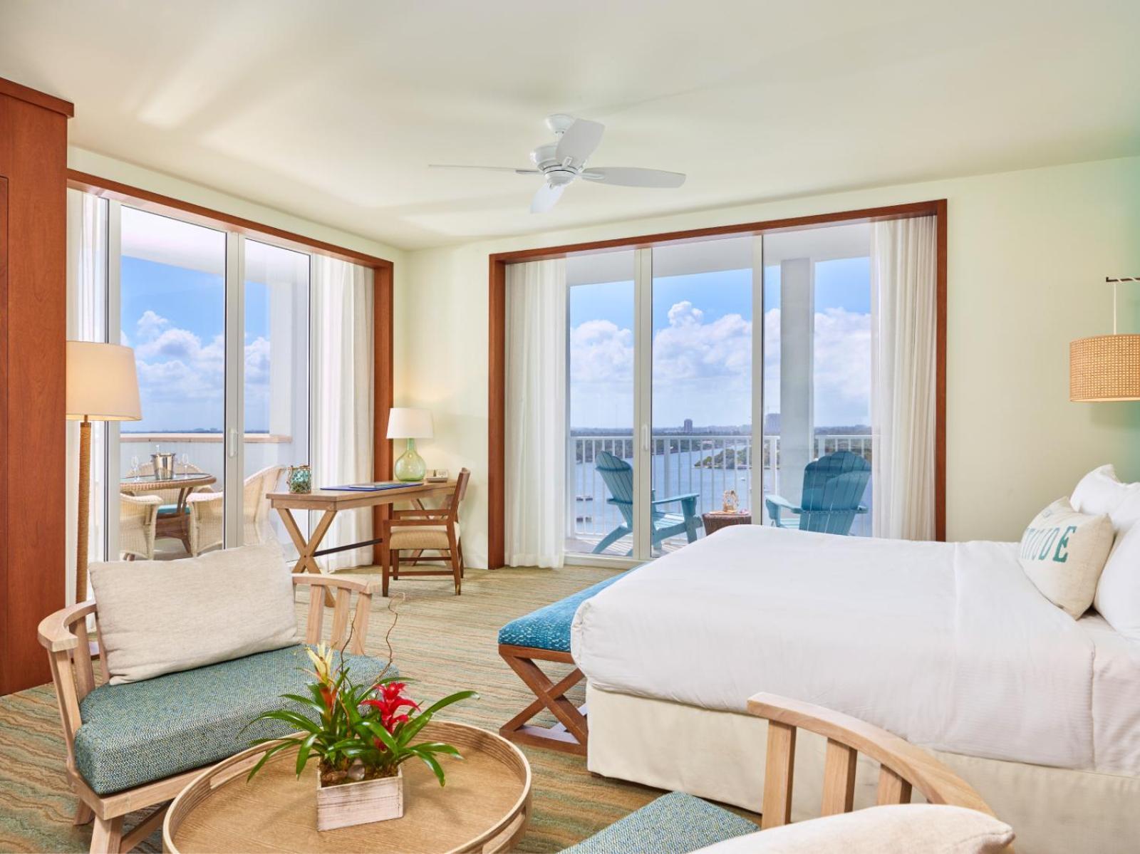 Junior Suite mit Kingsize-Bett und Aussicht auf den Atlantic Intracoastal Waterway