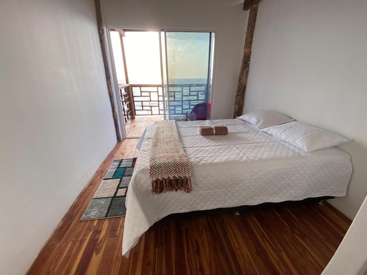 Zimmer mit Queensize-Bett und Balkon