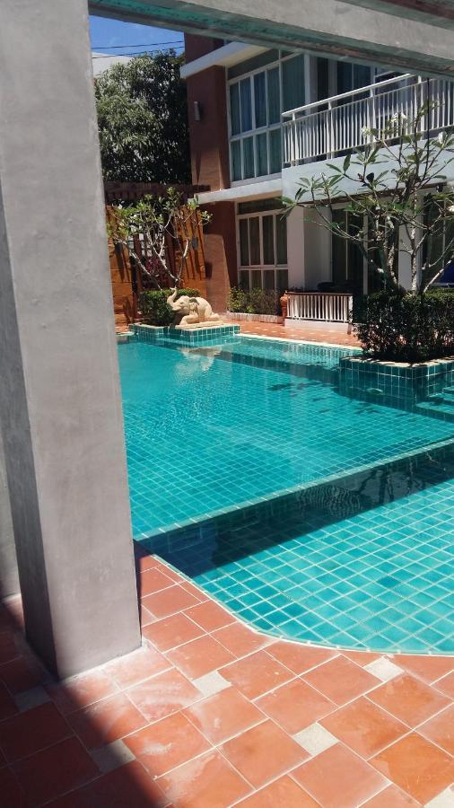 Apartment with Pool View