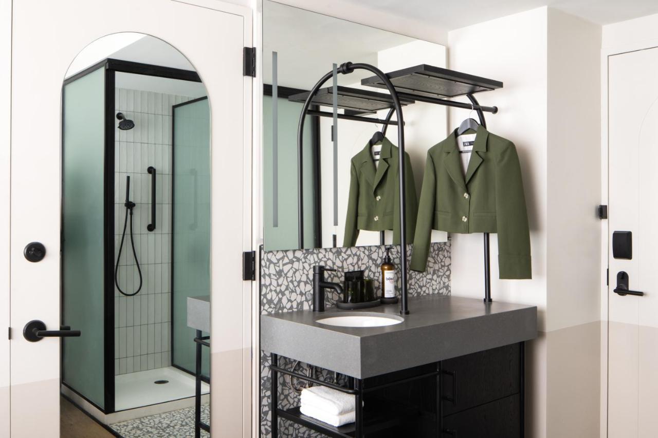 Compact Zimmer mit Queensize-Bett und Stadtblick – Kommunikationshilfe