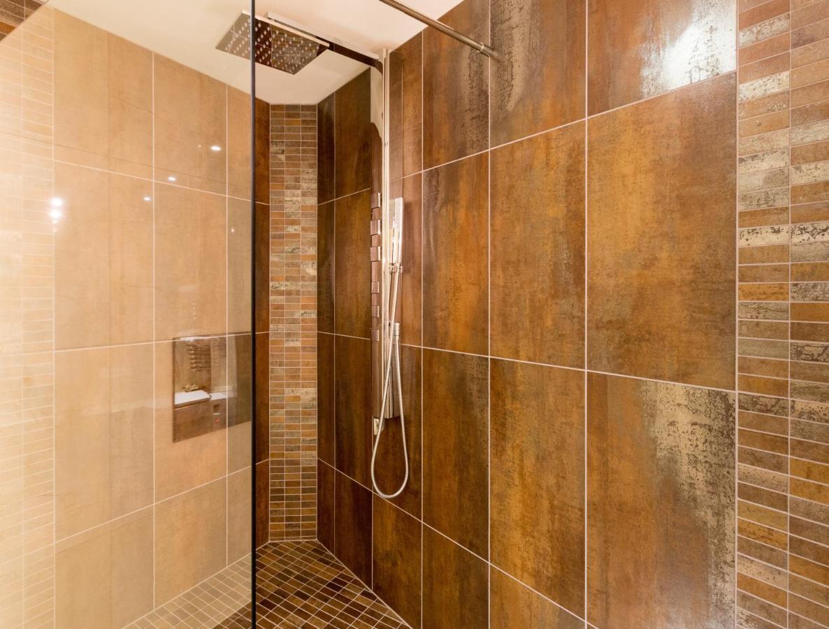 Ultimate Luxury Room 1 Double Spa Bath,1479653001:JPEG