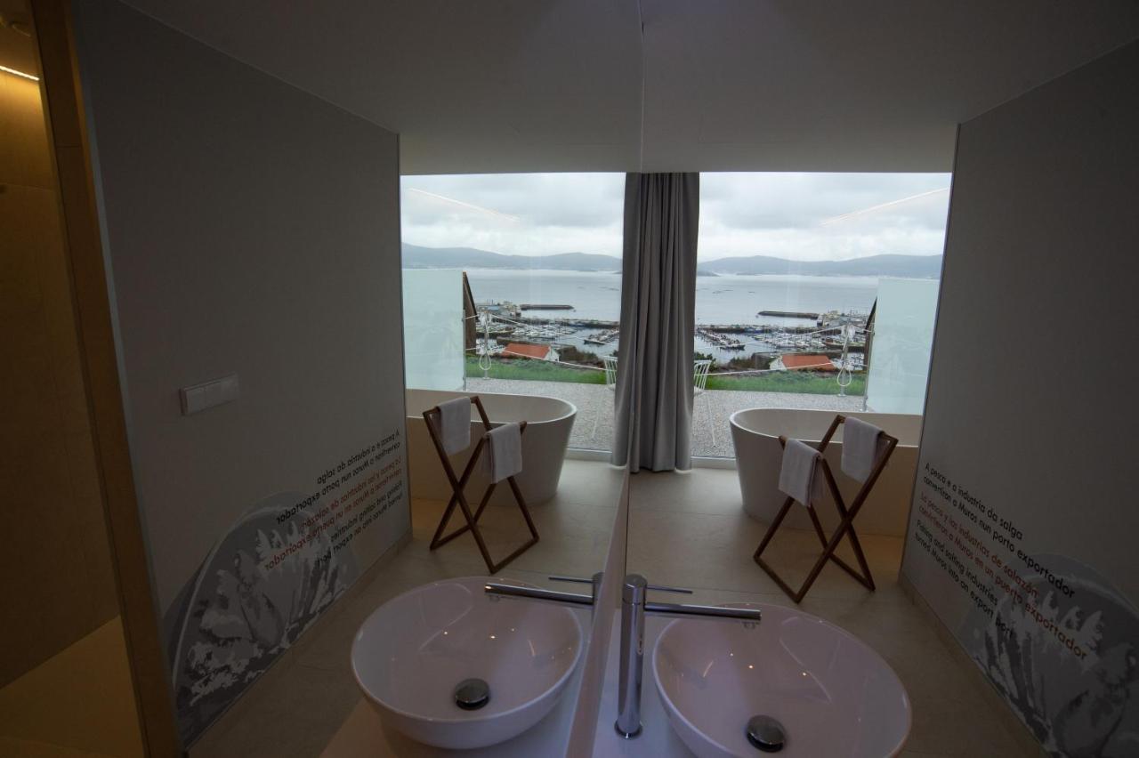 Habitación con cama extragrande y vistas al mar