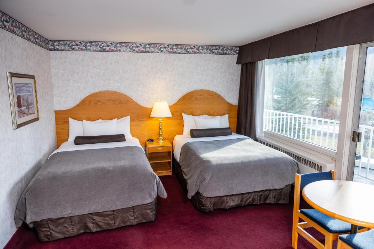Kamer met 2 tweepersoonsbedden en Uitzicht op de Rivier