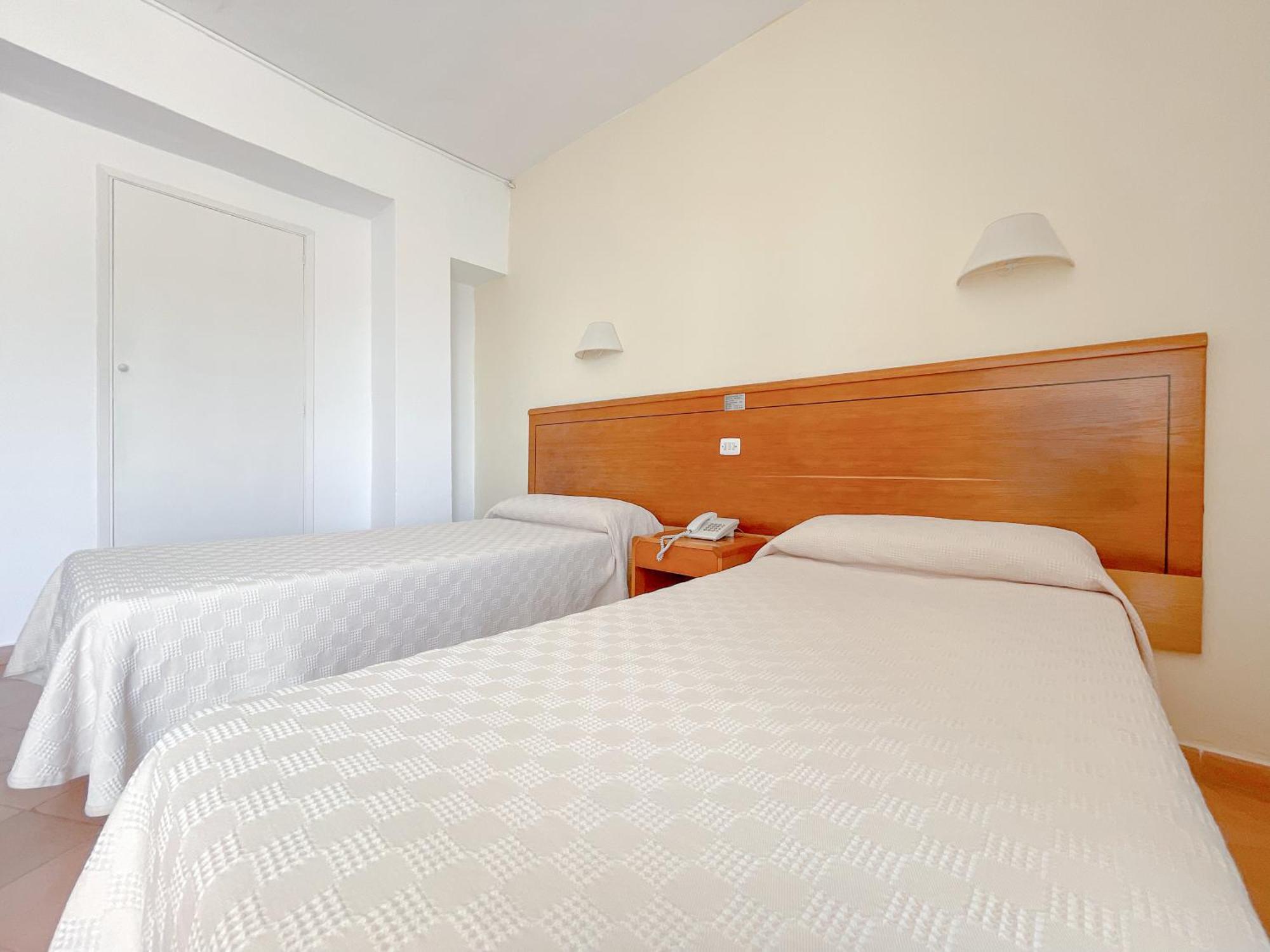Twin Room,1499063230:JPEG