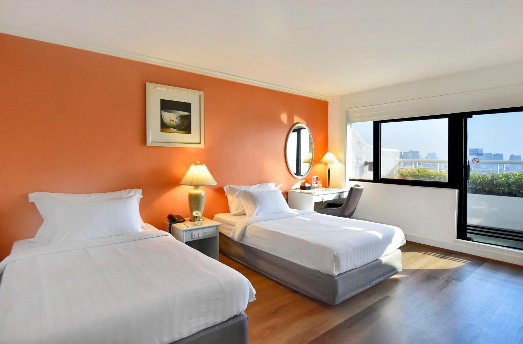 Luxe kamer met twee aparte bedden en balkon met uitzicht op de rivier