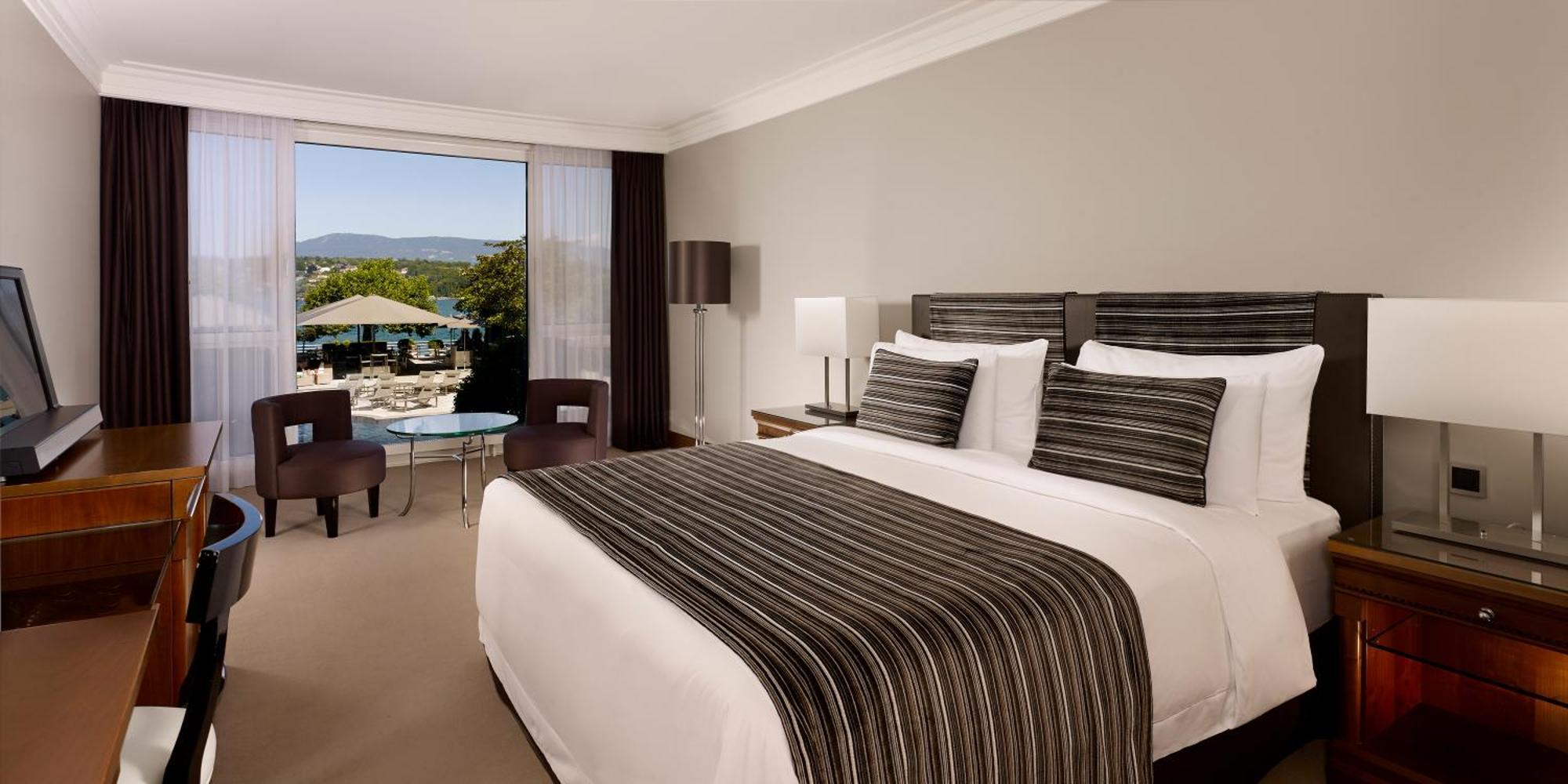 Deluxe Zimmer mit Kingsize-Bett oder 2 Einzelbetten mit Poolblick