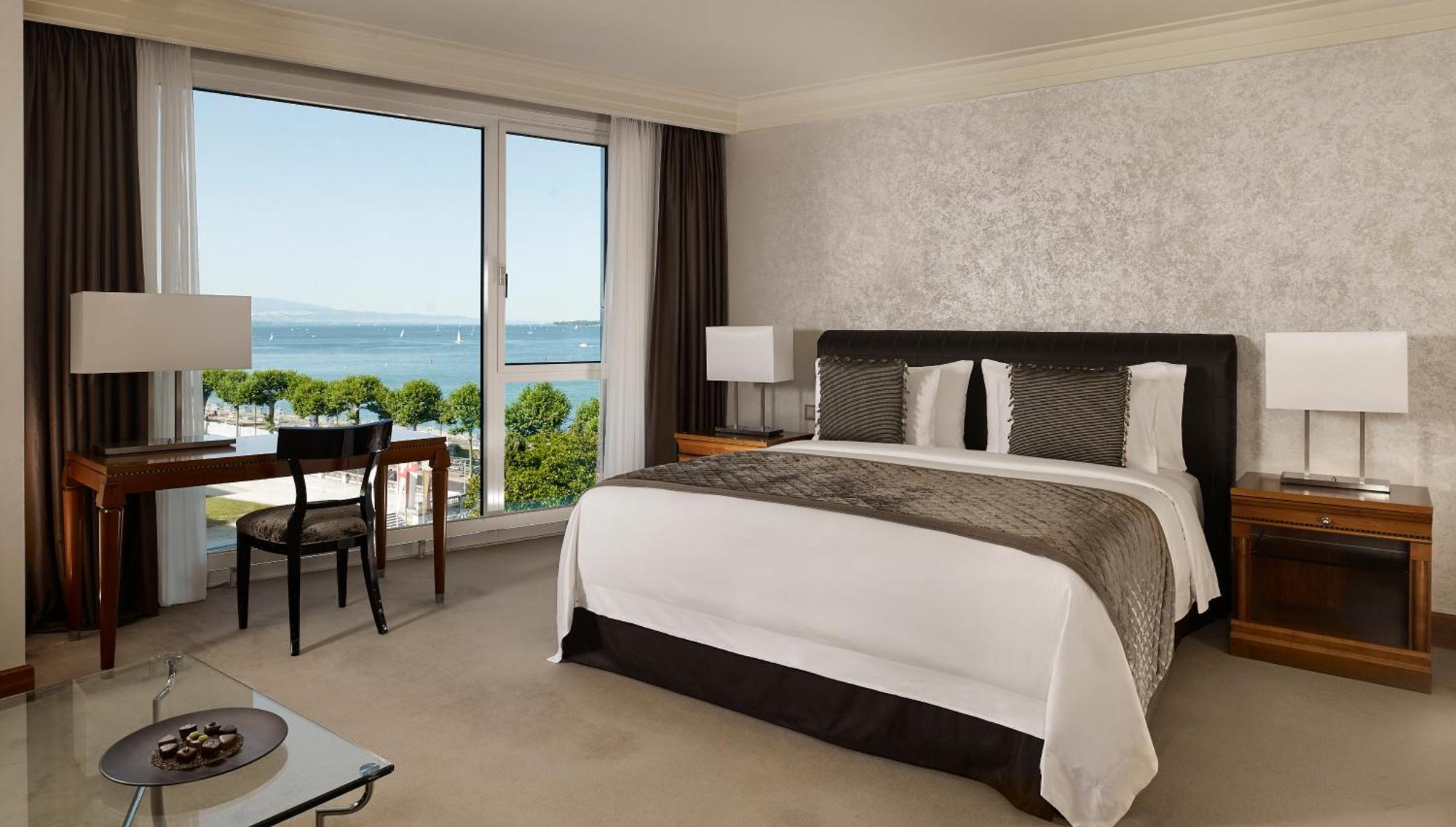Junior Ecksuite mit Kingsize-Bett und Seeblick