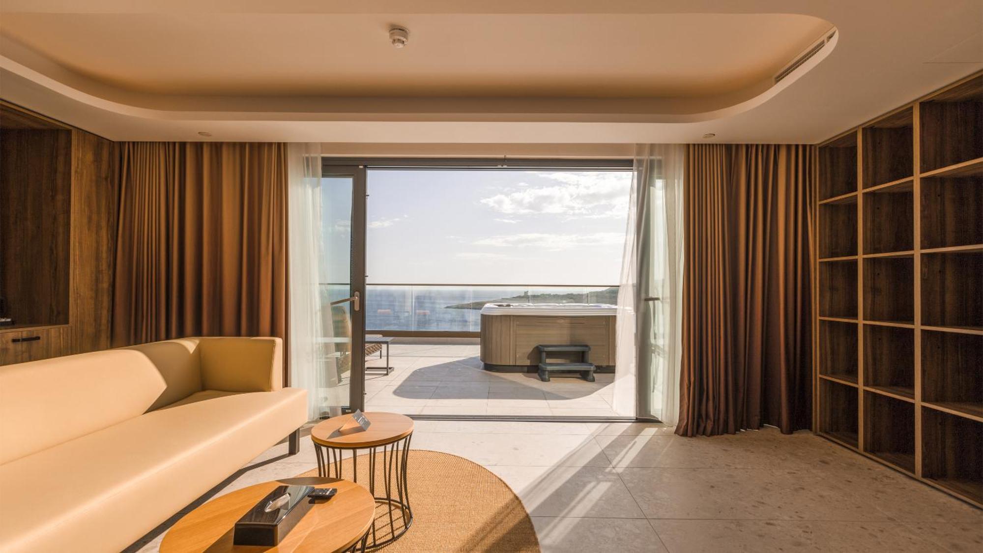 Deluxe Suite met Hot Tub en Uitzicht op Zee