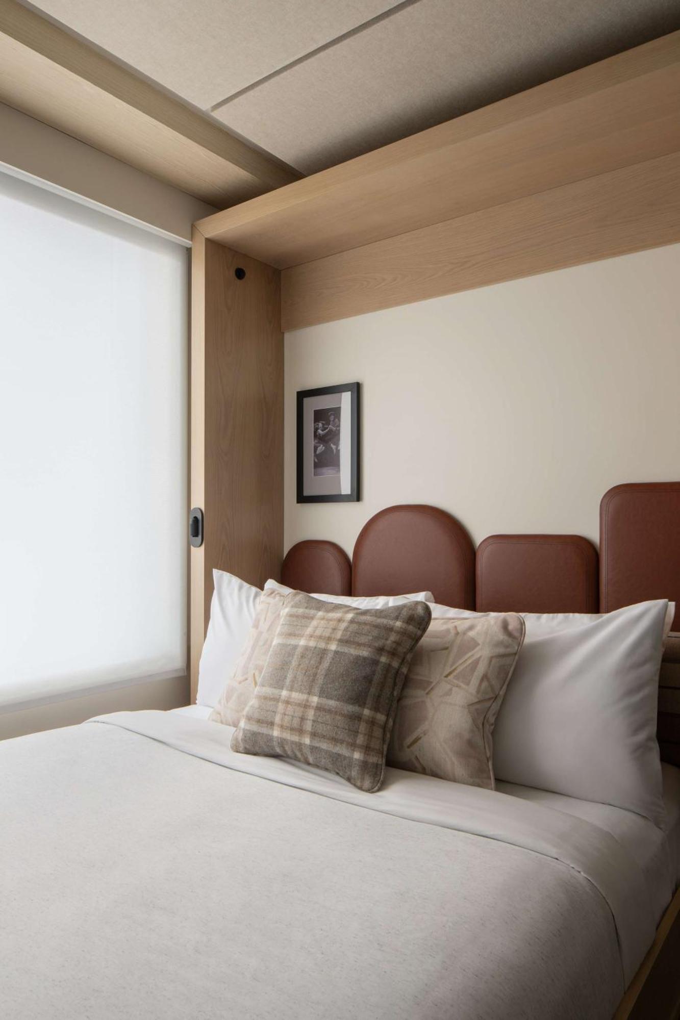 Zimmer mit Queensize-Bett und Wandbett