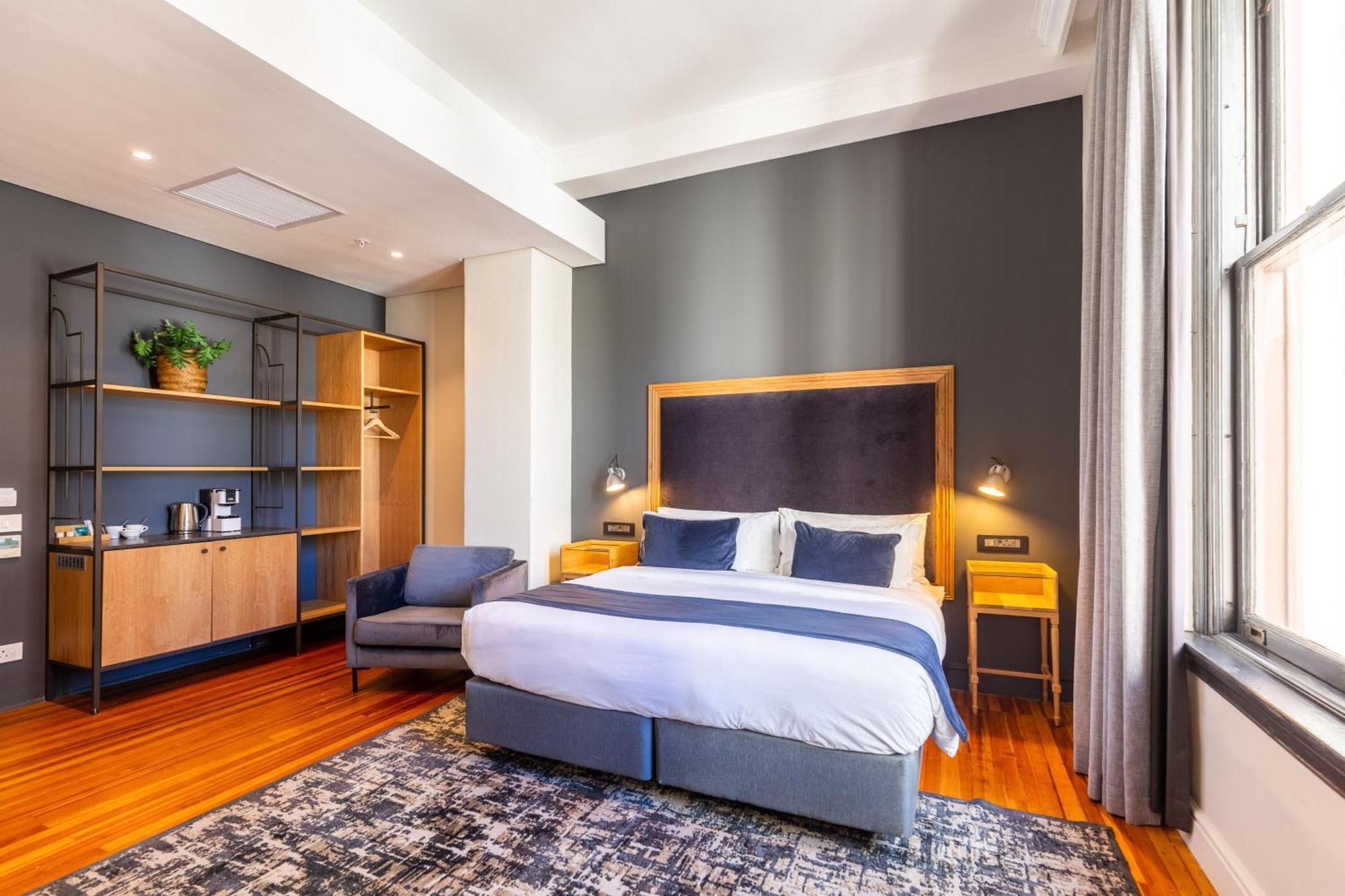 Quarto com Cama King-size e Chuveiro Acessível a Cadeirantes - Unidade Acessível para Hóspedes com Mobilidade Reduzida