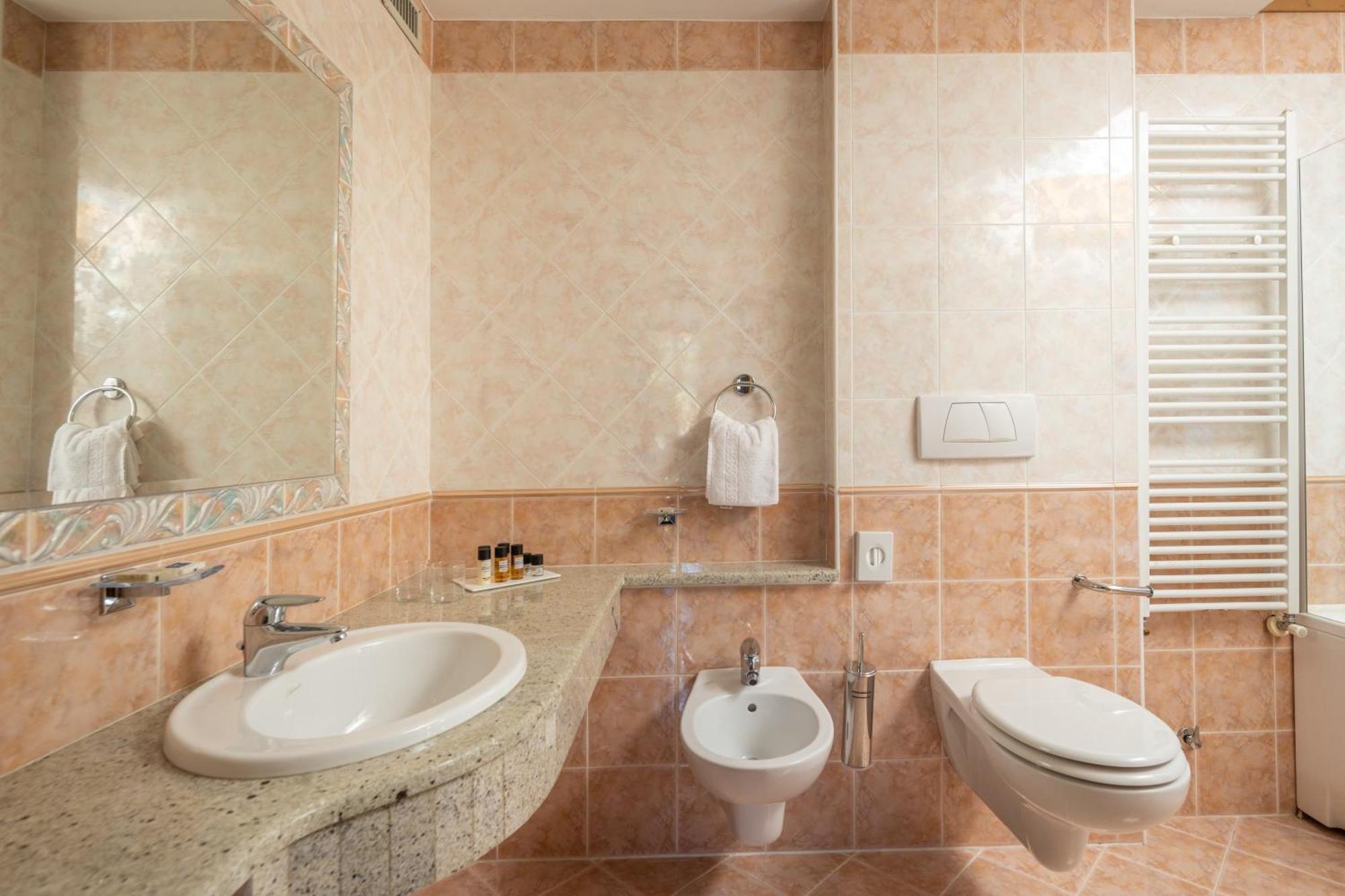 Double Room with Balcony,1550704378:JPEG