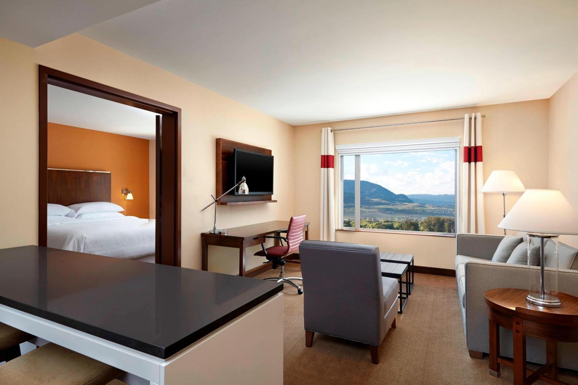1 Bedroom Executive Suite, 1 King, Sofa bed, Corner room