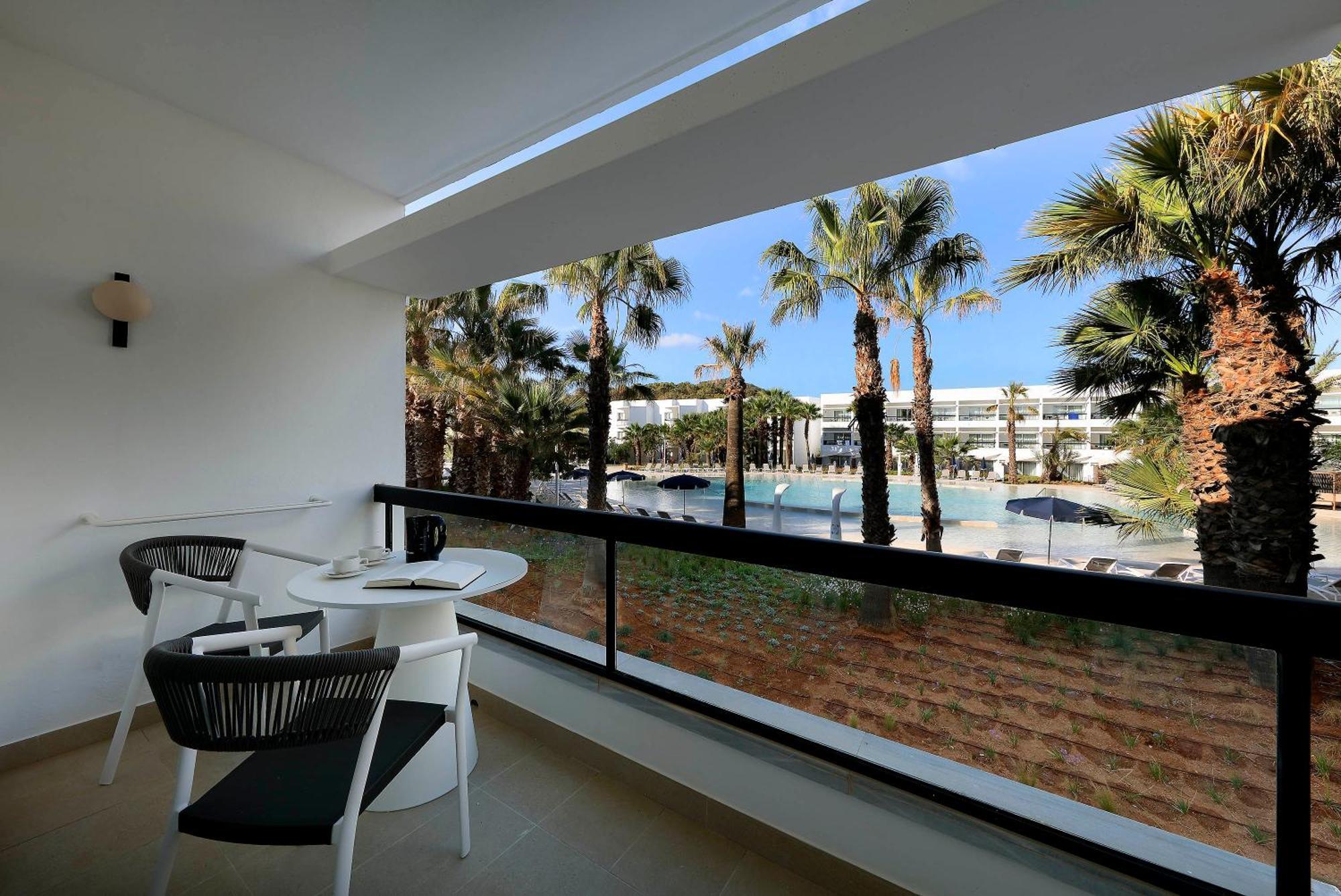 Deluxe Room Pool View