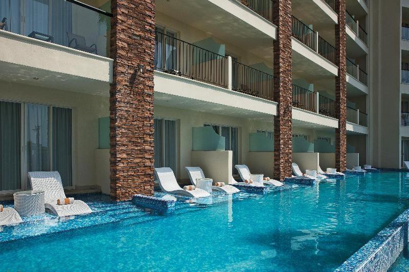 Altitude Junior Suite Swimout Garden View King