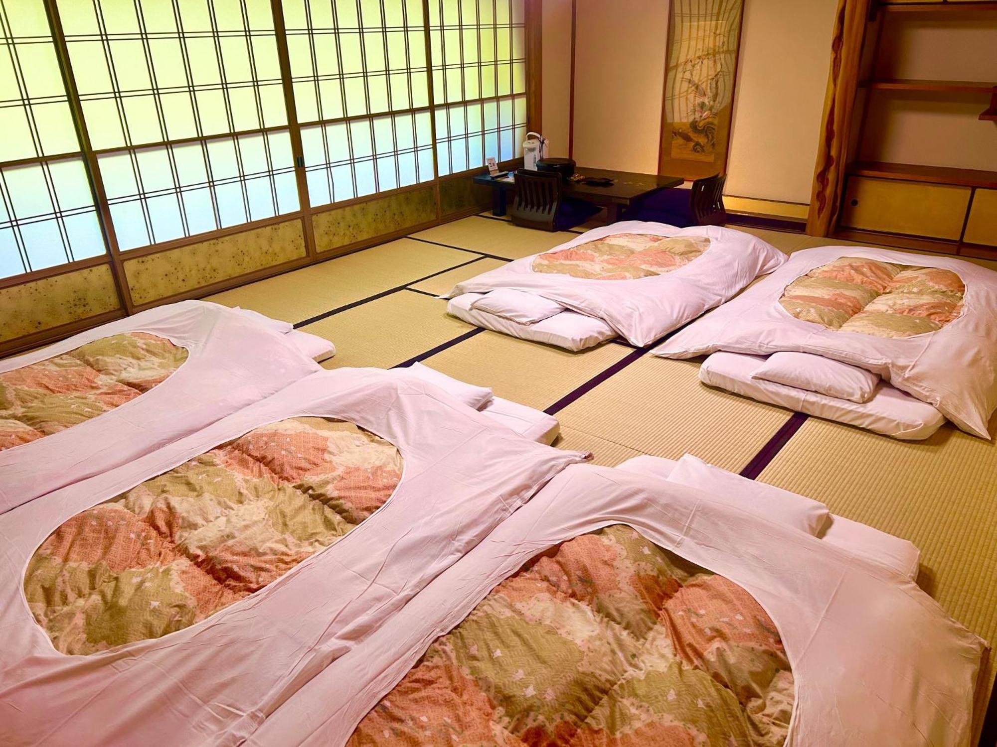 Zimmer im japanischen Stil mit Verbindungstür